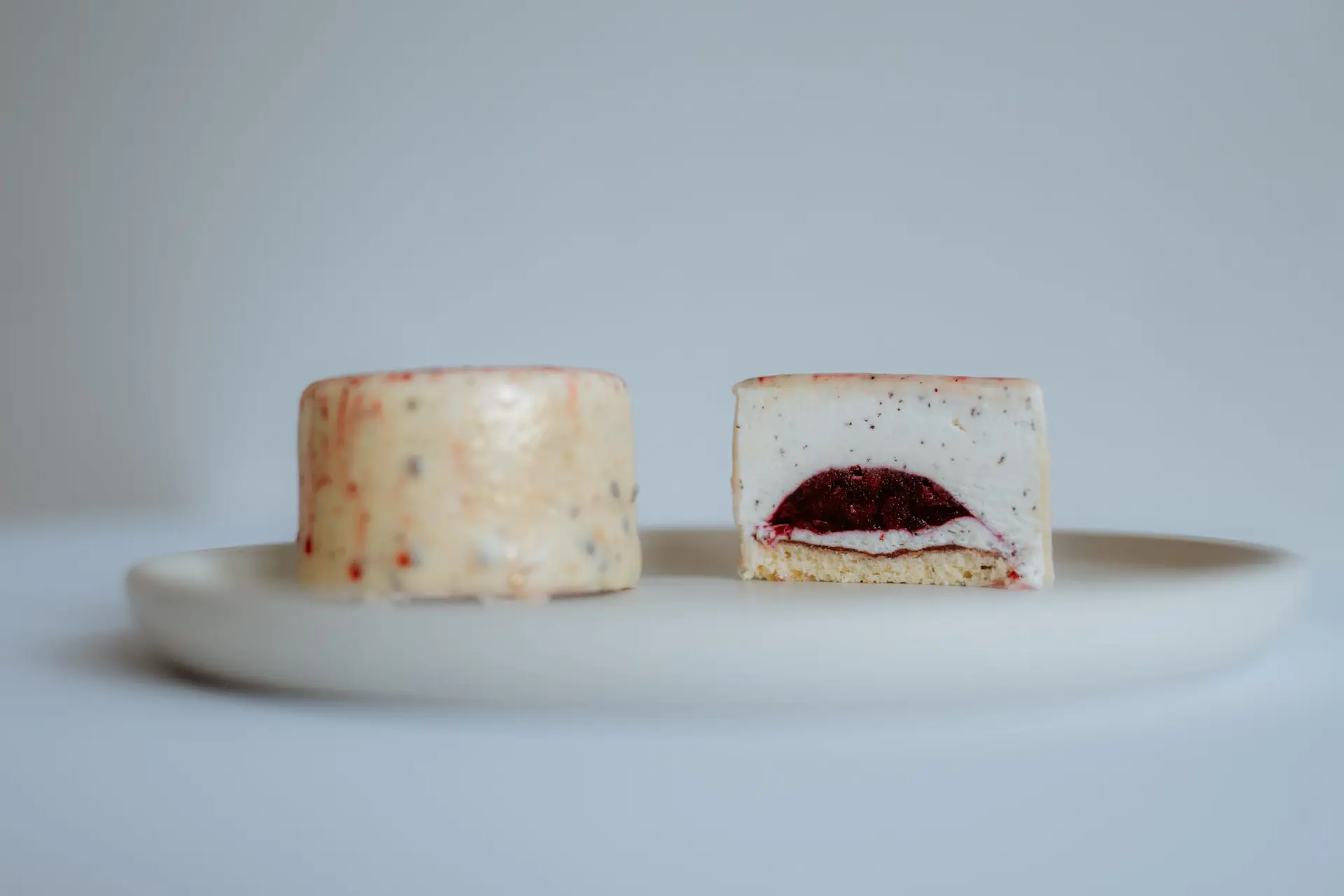 Berry Bliss kolač sa &scaron;umskim voćem monoporcija