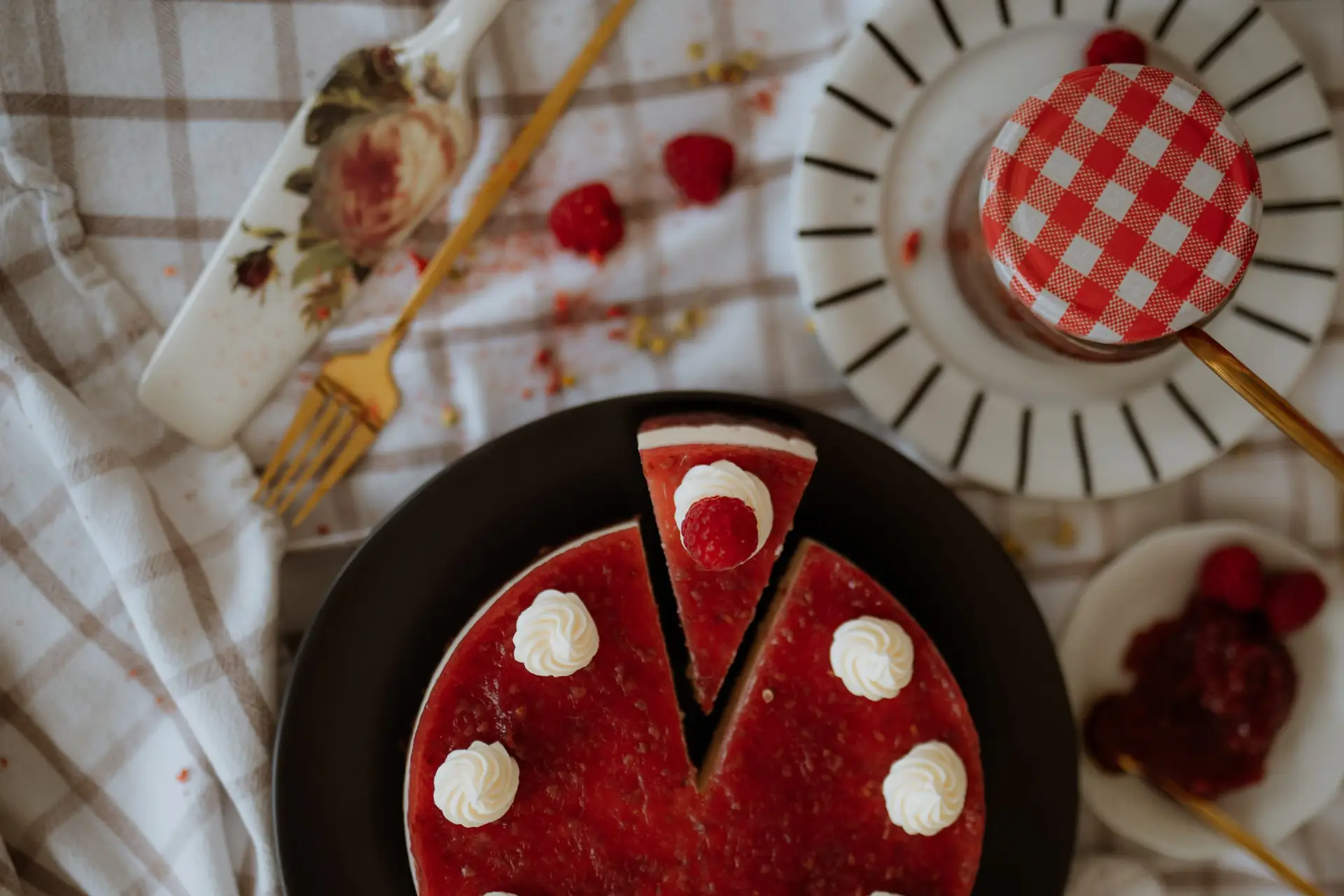 Rubina torta od vanilije čokolade i maline