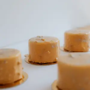 Peanut Bliss kolač od kikirikija i karamele monoporcija